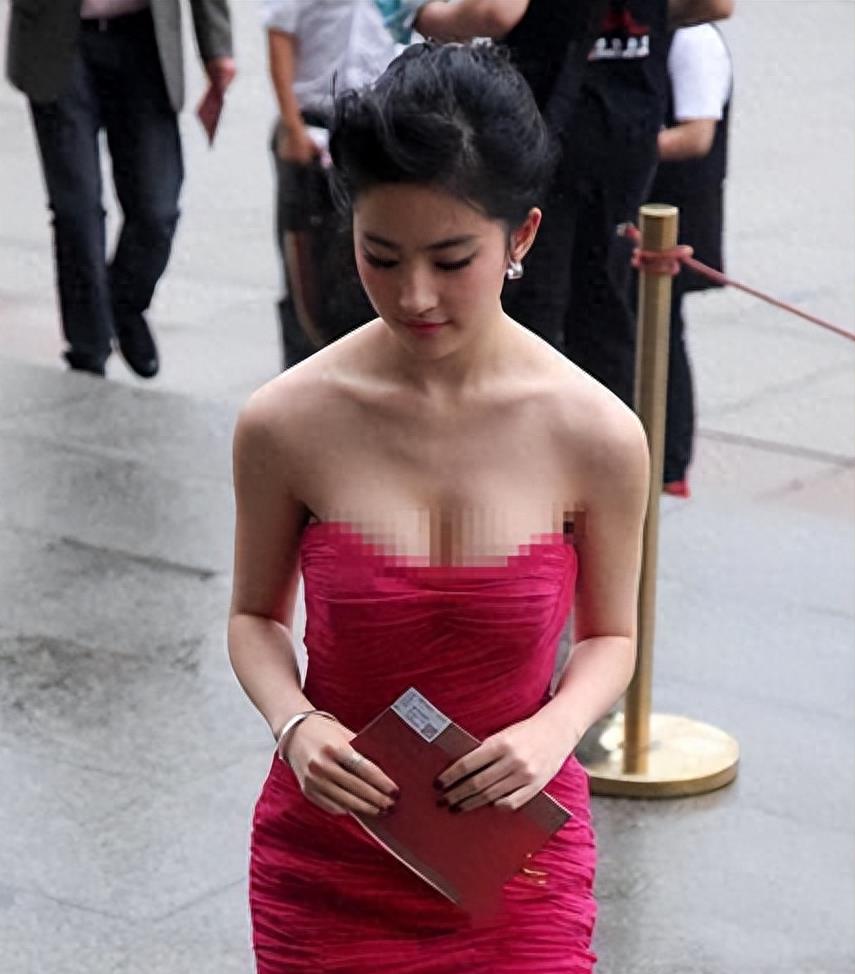 女明星脱了内裤图片_金泫雅时尚自由批评_女明星着装暴露争议
